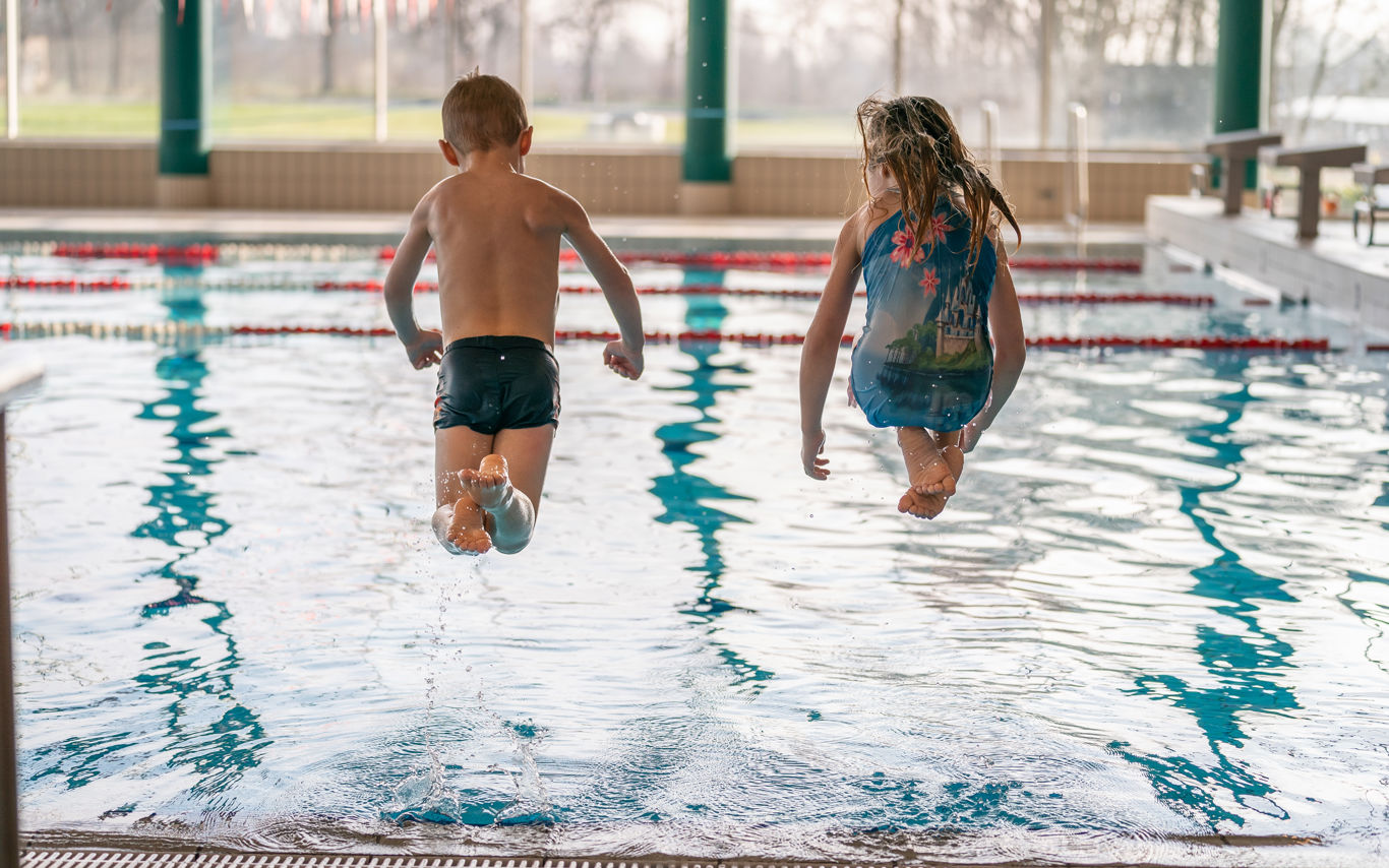 Illustration børn springer i vandet