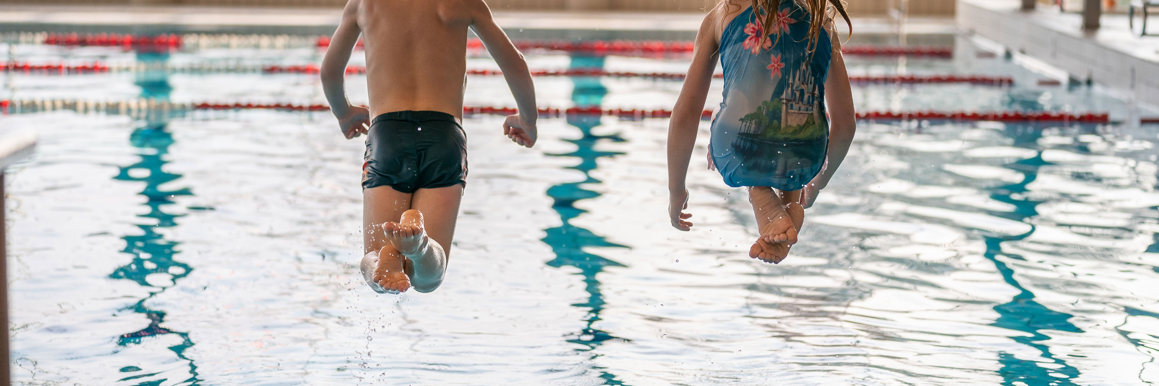 Illustration børn springer i vandet