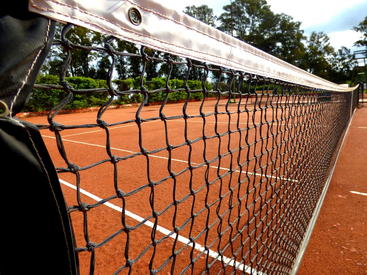 Illustration tennis bane med net