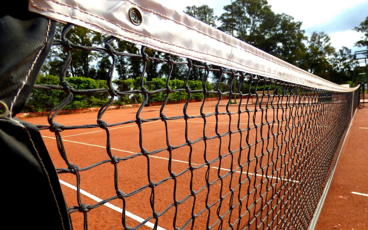 Illustration tennis bane med net