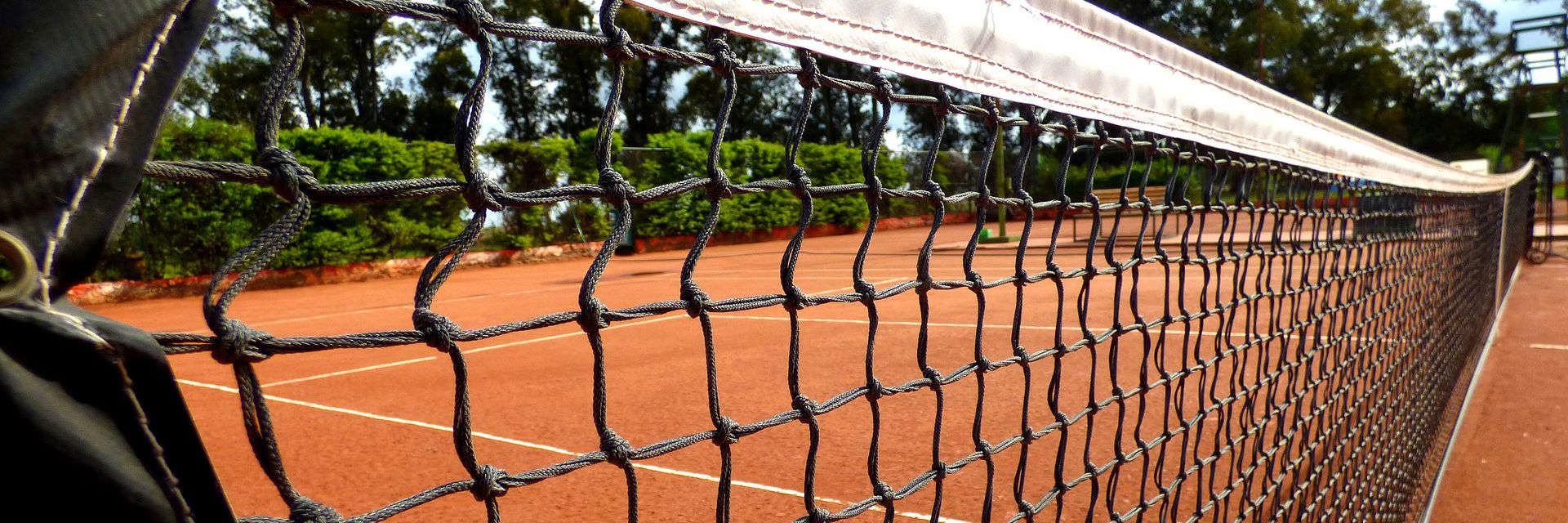 Illustration tennis bane med net