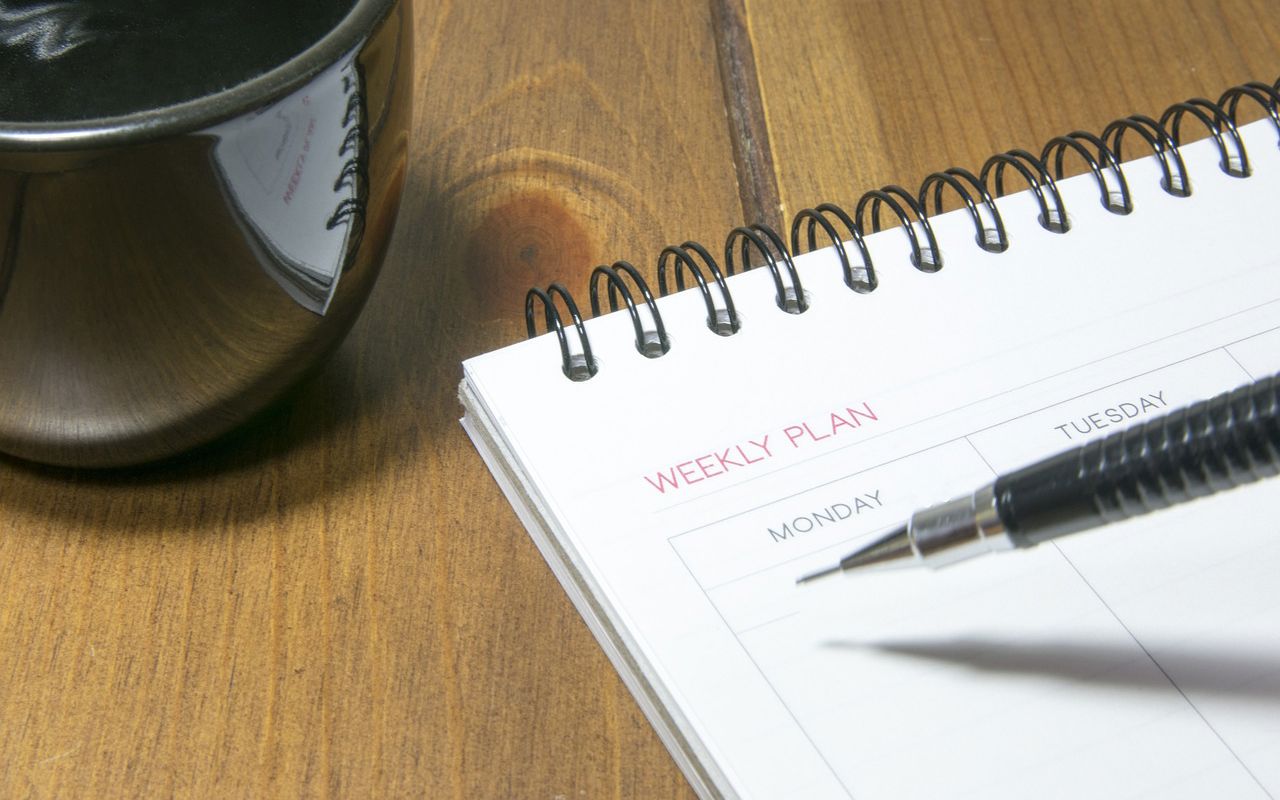 Illustration skriver i kalender