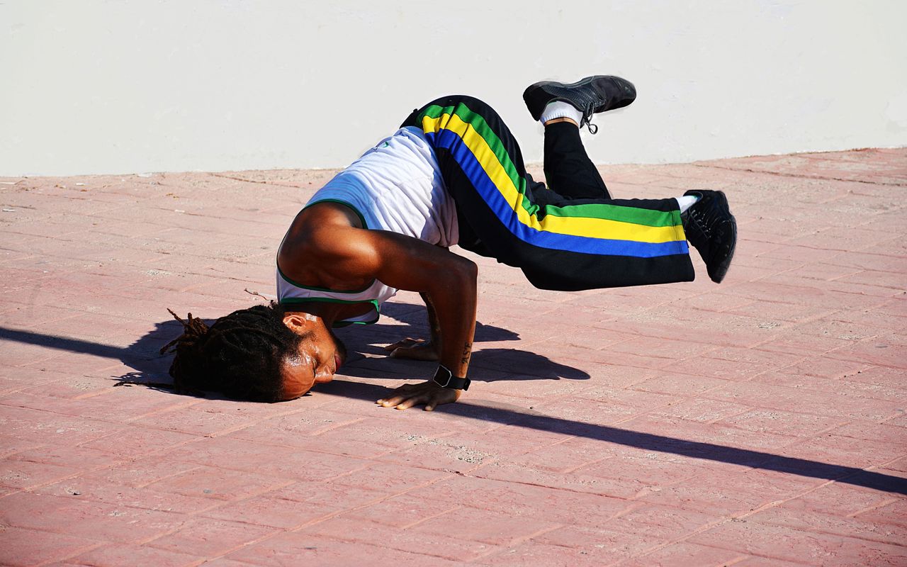 Illustration person breakdancer