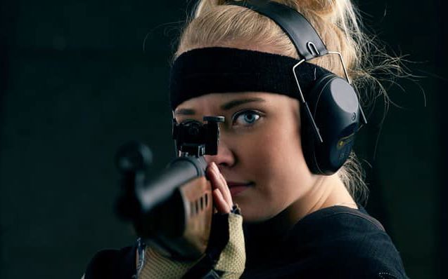 Illustration pige der sigter med en riffel