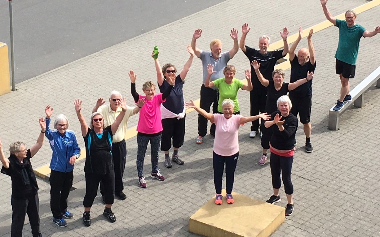 Illustration seniorer der står med åbne arme