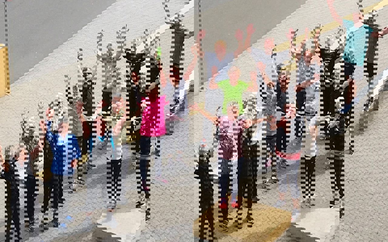 Illustration seniorer der står med åbne arme