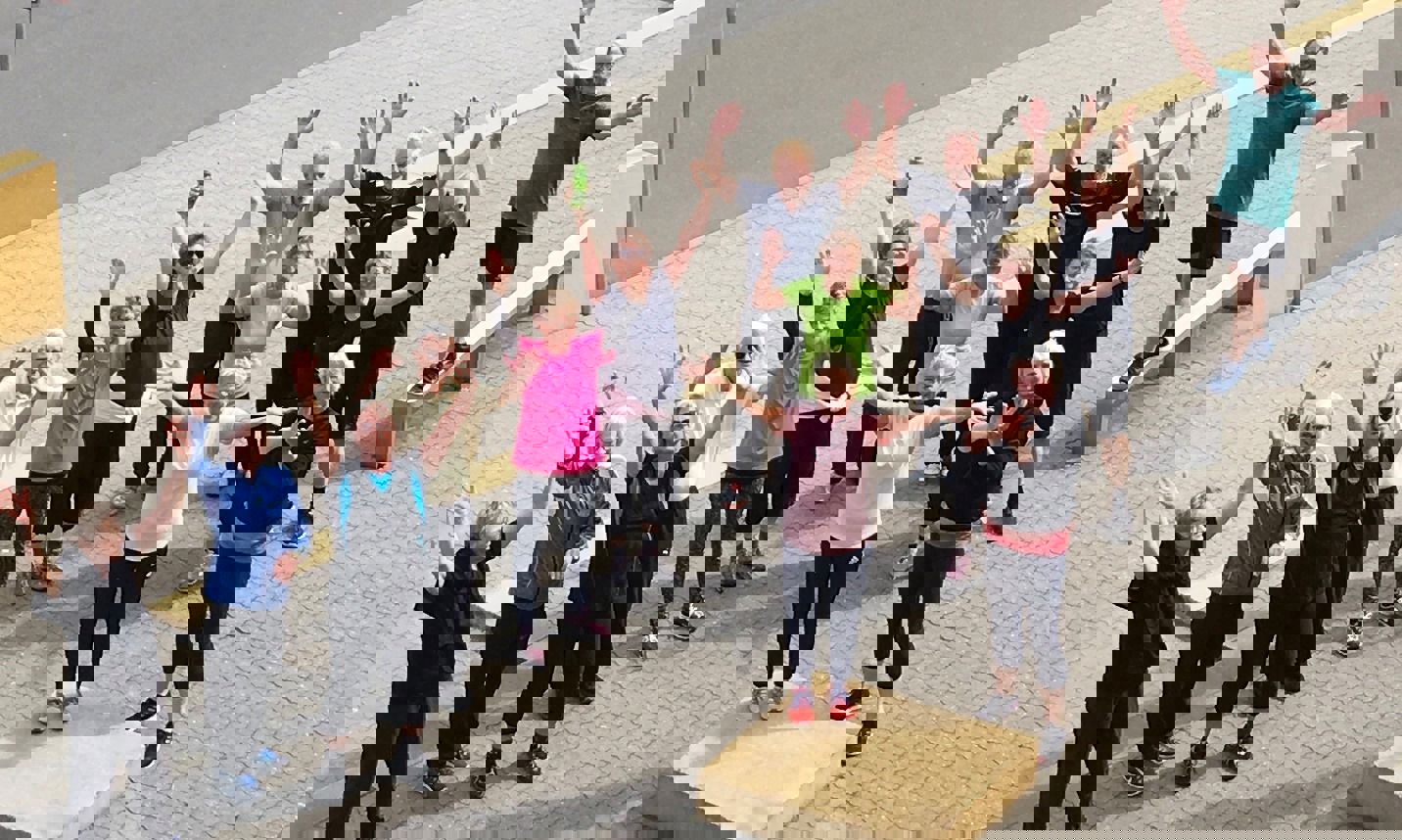 Illustration seniorer der står med åbne arme