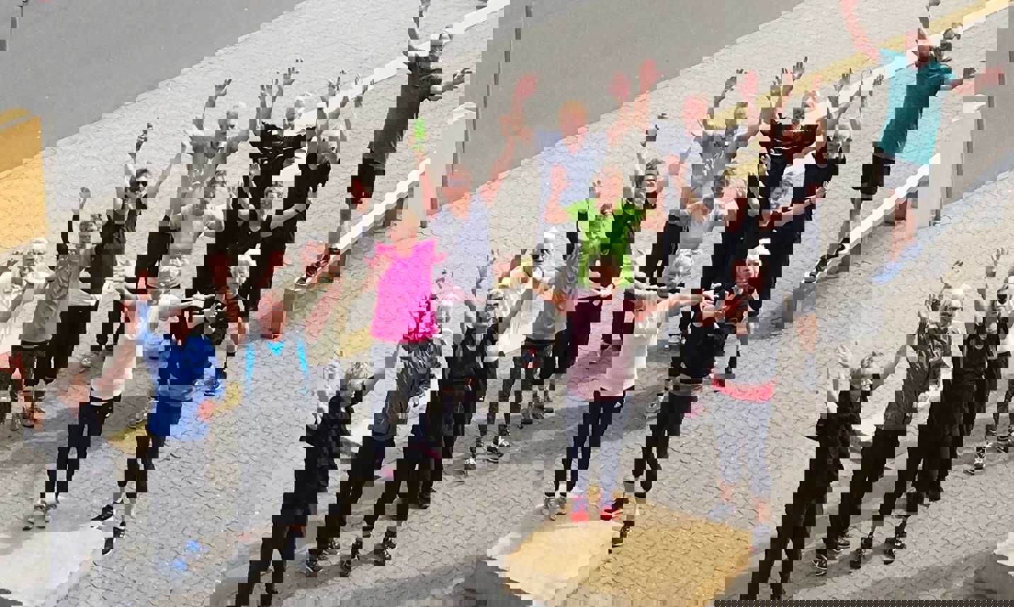 Illustration seniorer der står med åbne arme