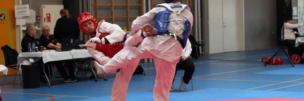 Illustration to mænd kæmper mod hinanden i kampsporten Taekwondo
