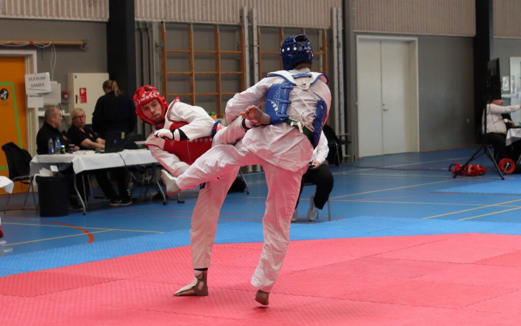 Illustration to mænd kæmper mod hinanden i kampsporten Taekwondo