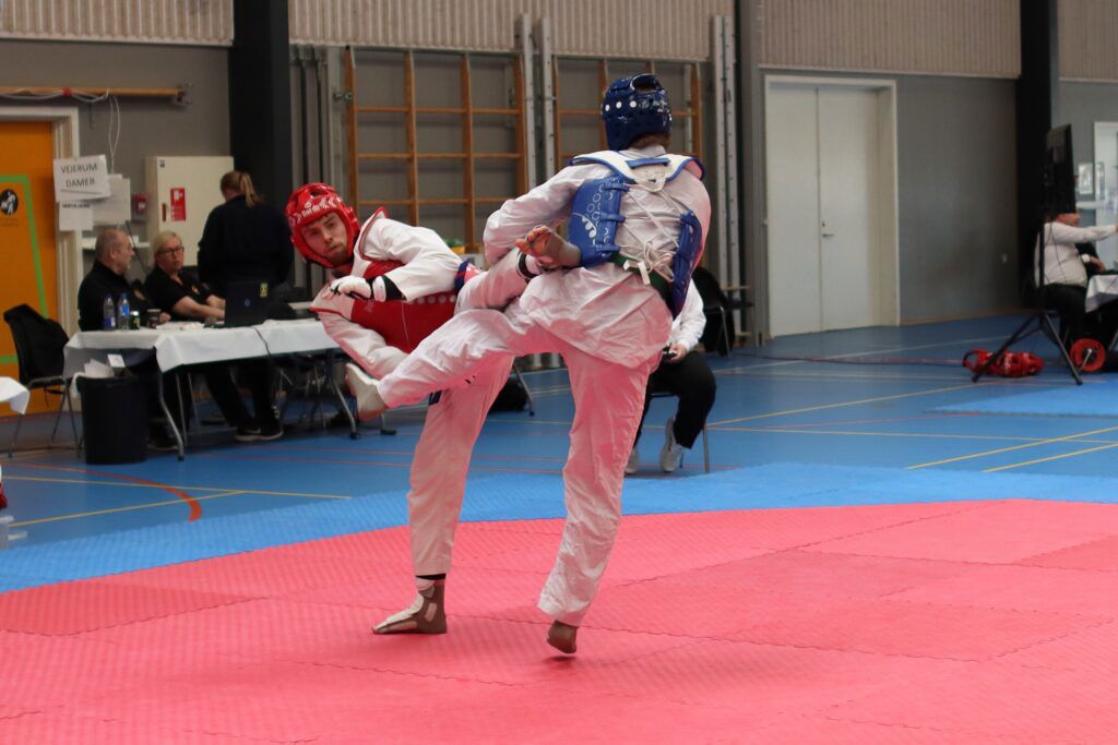 Illustration to mænd kæmper mod hinanden i kampsporten Taekwondo