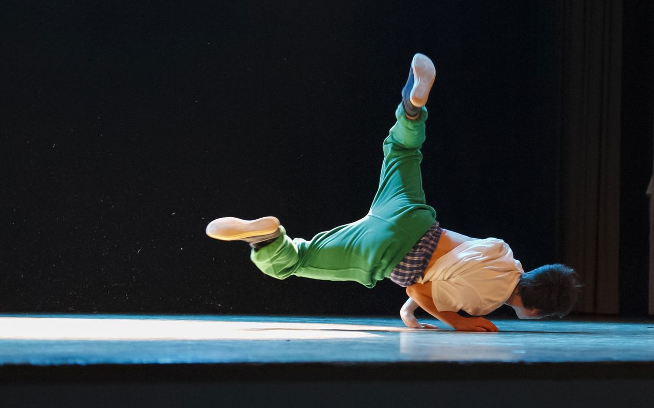 Illustration barn der laver breakdance på gulvet