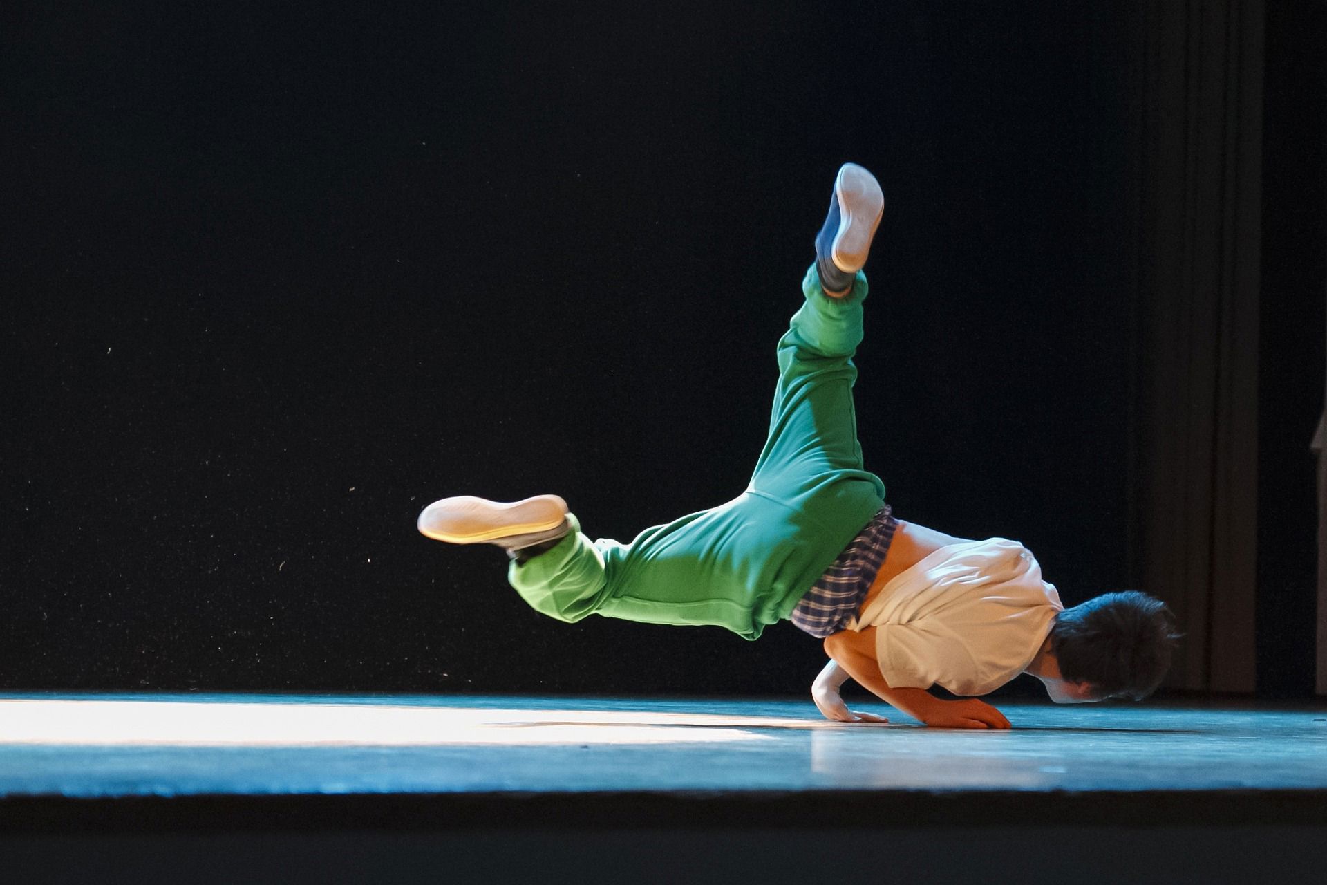 Illustration barn der laver breakdance på gulvet