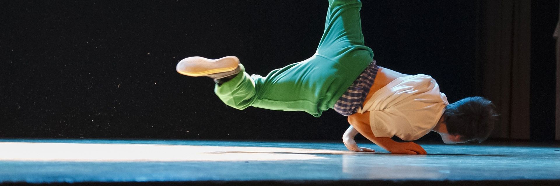 Illustration barn der laver breakdance på gulvet