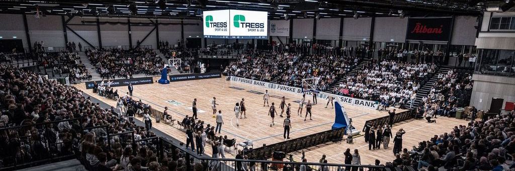 Illustration basketballspillere der spiller basket i en fyldt hal