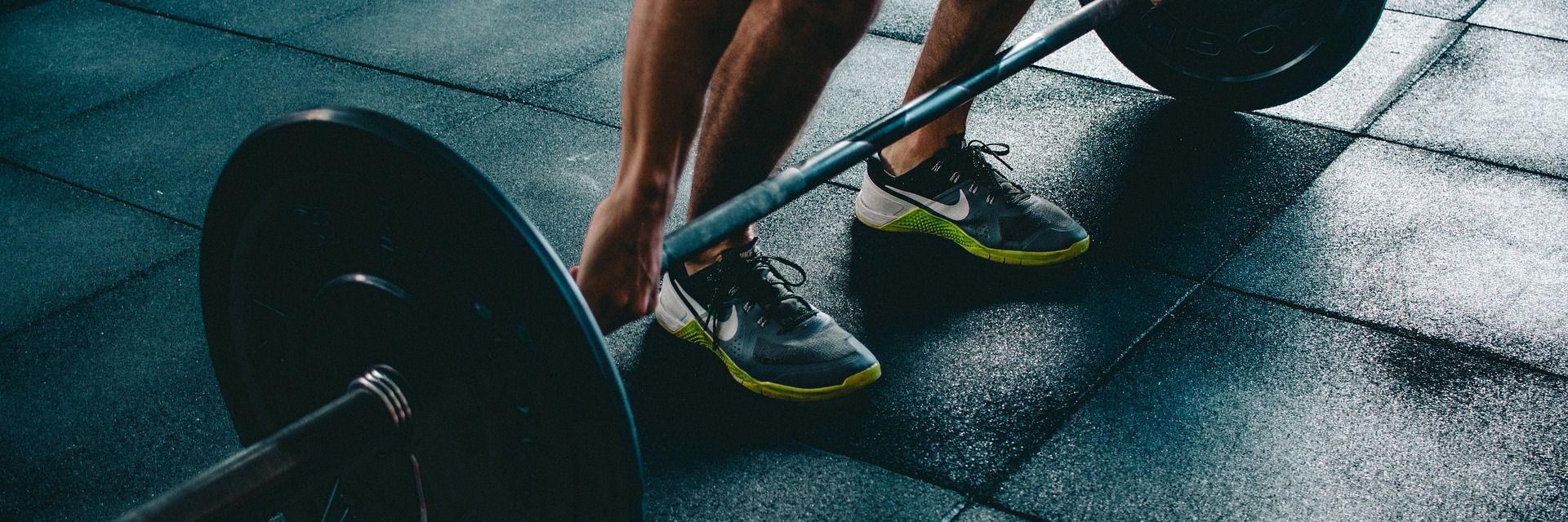 Illustration person der løfter vægtstang fra gulvet