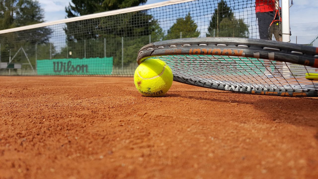 Illustration tennisbold og ketsjer
