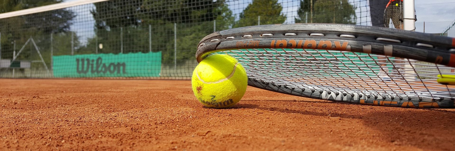 Illustration tennisbold og ketsjer