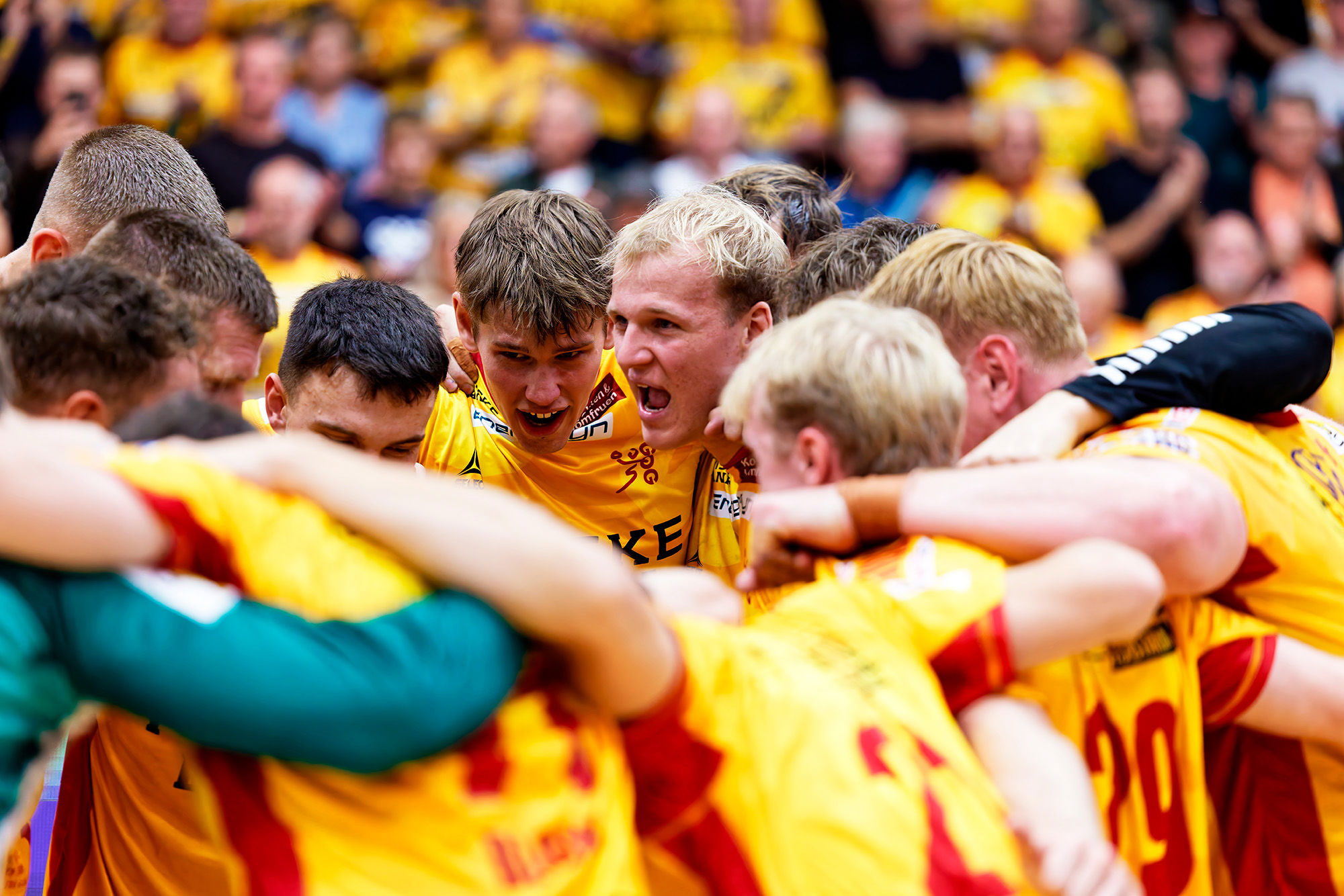 Illustration håndboldspillere fra GOG står i ring med armene over hinandens skuldre