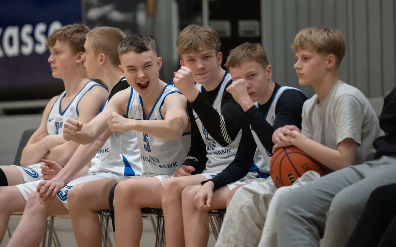 Illustration basketballspillere der sidder på en bænk og jubler