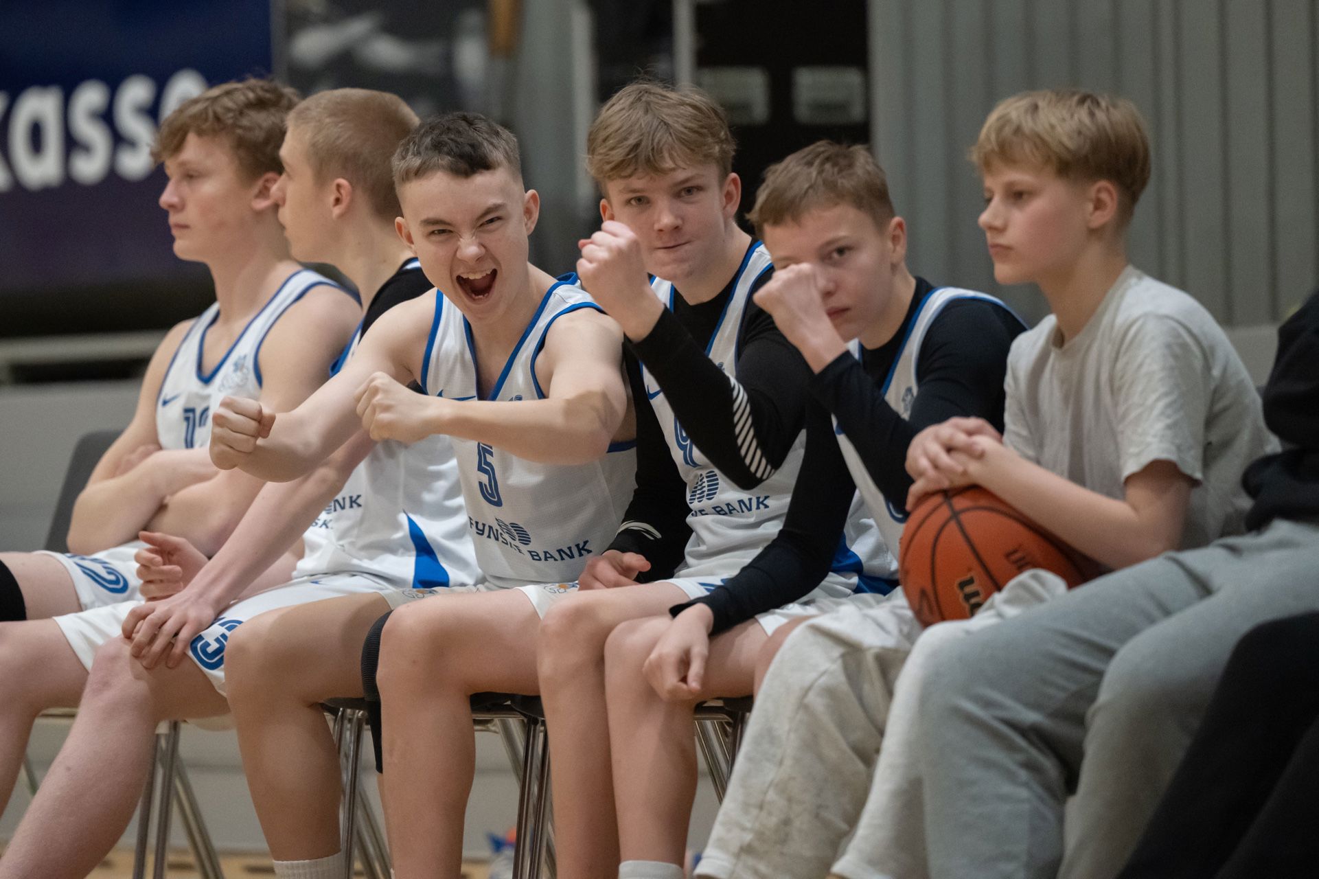 Illustration basketballspillere der sidder på en bænk og jubler