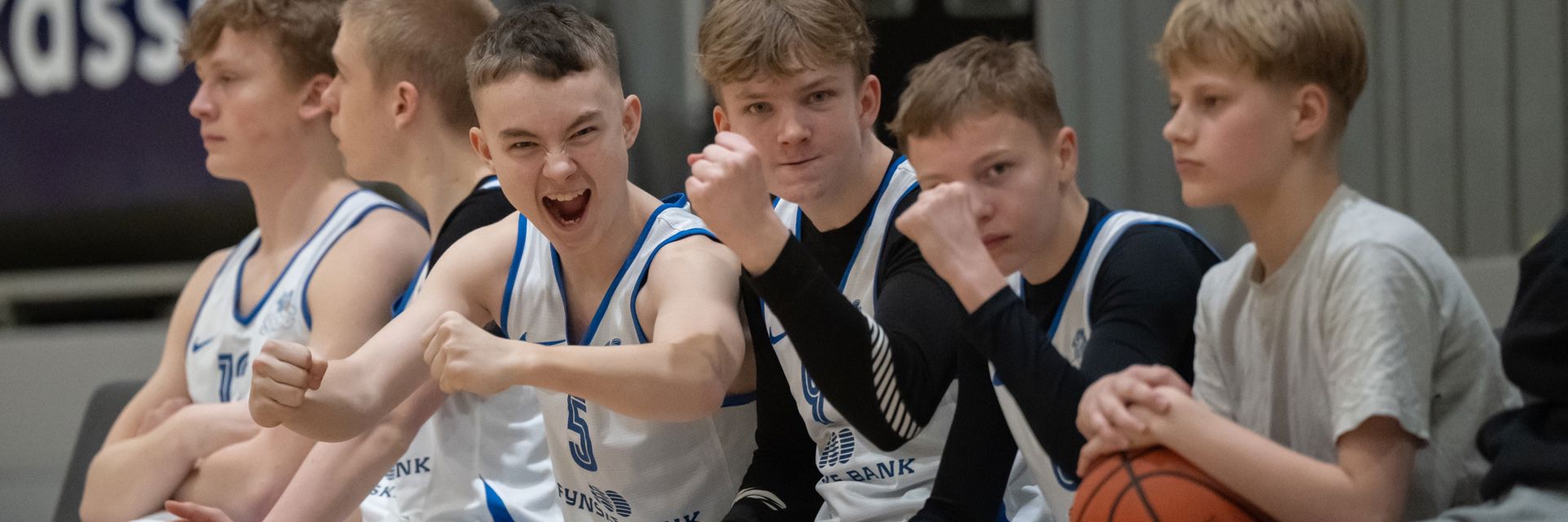 Illustration basketballspillere der sidder på en bænk og jubler
