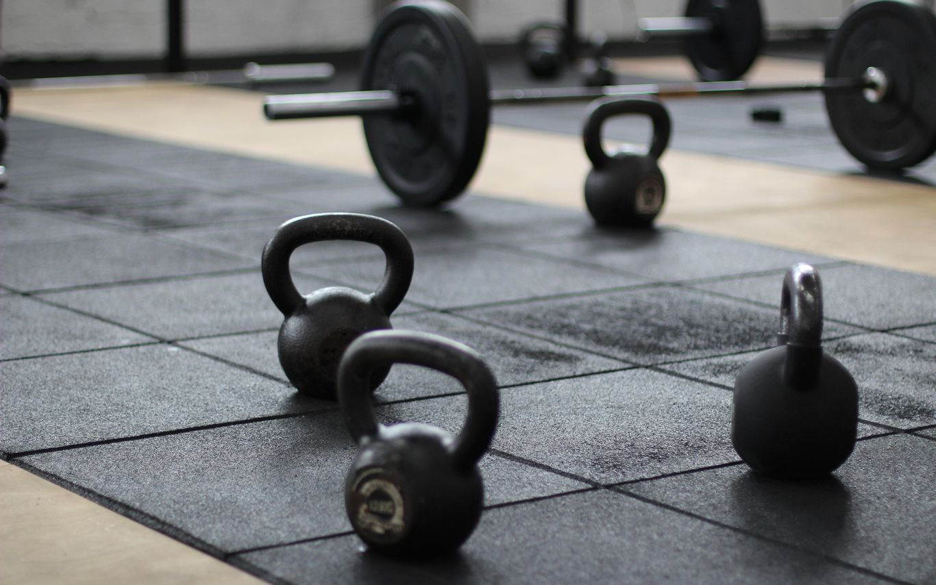 Illustration af motionsvægte på gulv