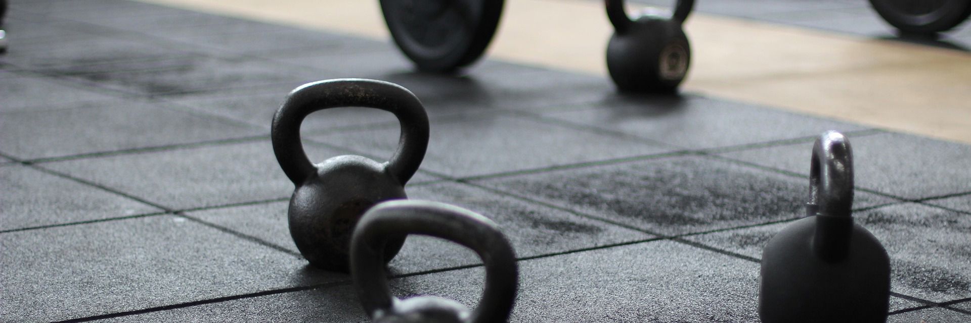 Illustration af motionsvægte på gulv