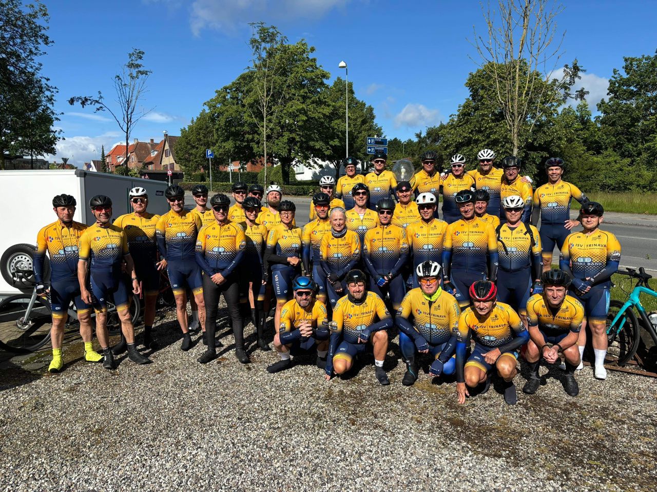 Illustration af holdfoto af cykelryttere fra Team Taasinge