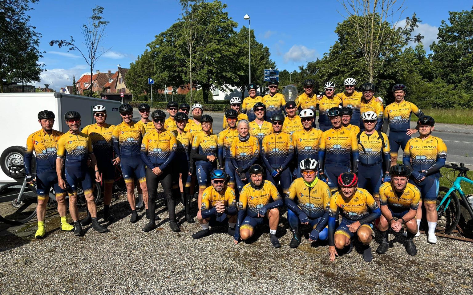 Illustration af holdfoto af cykelryttere fra Team Taasinge