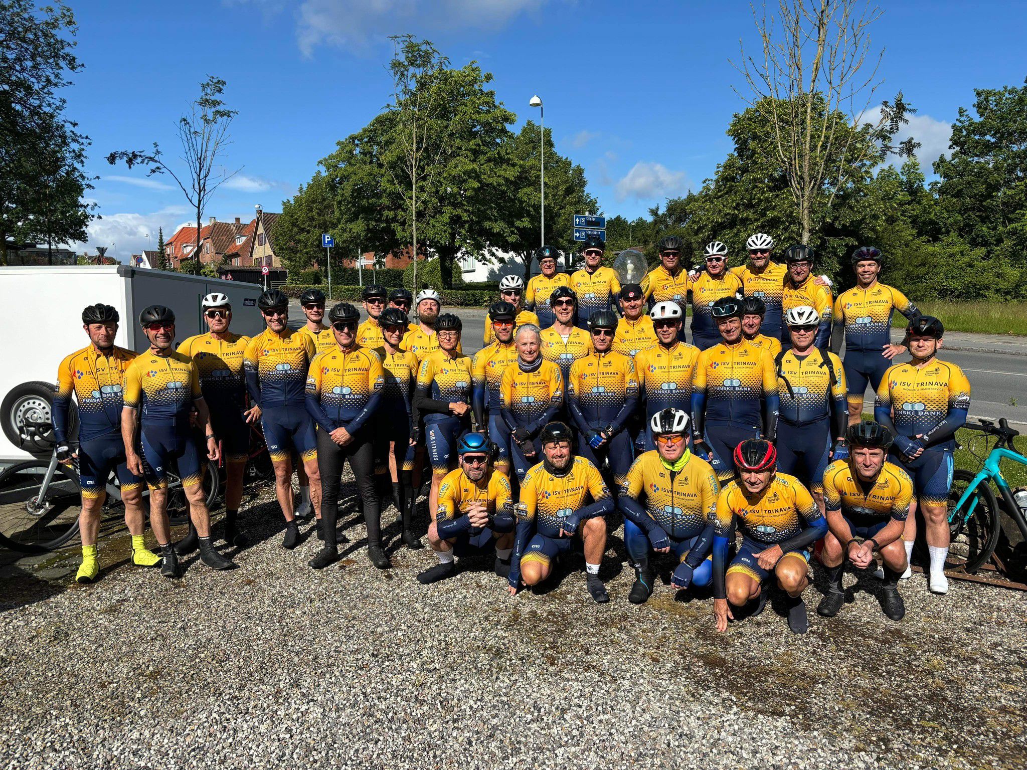 Illustration af holdfoto af cykelryttere fra Team Taasinge