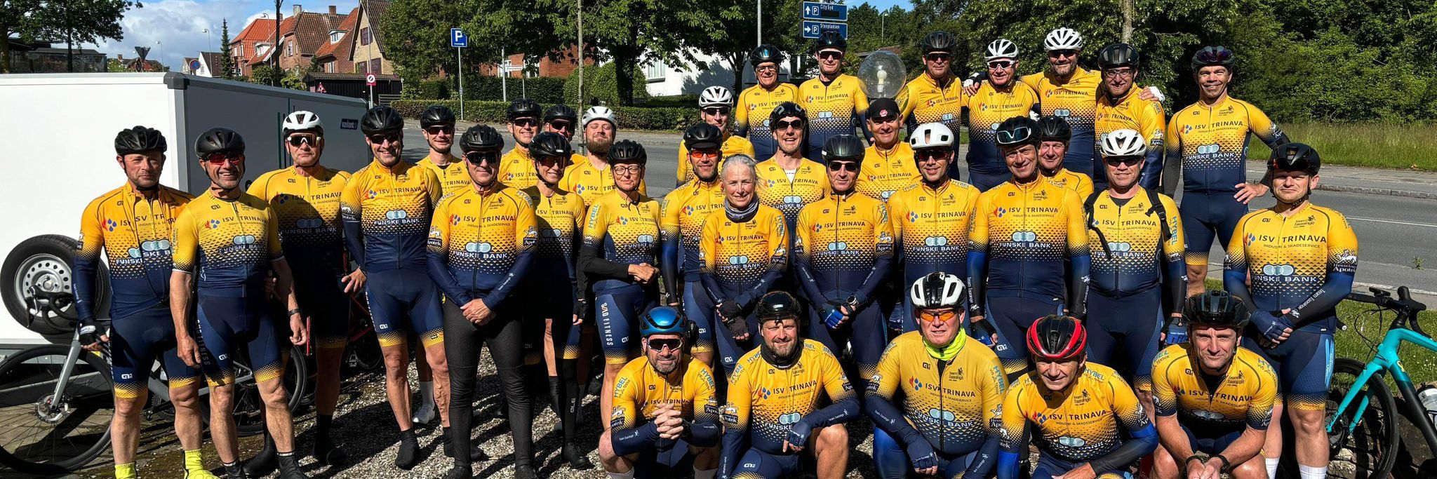 Illustration af holdfoto af cykelryttere fra Team Taasinge