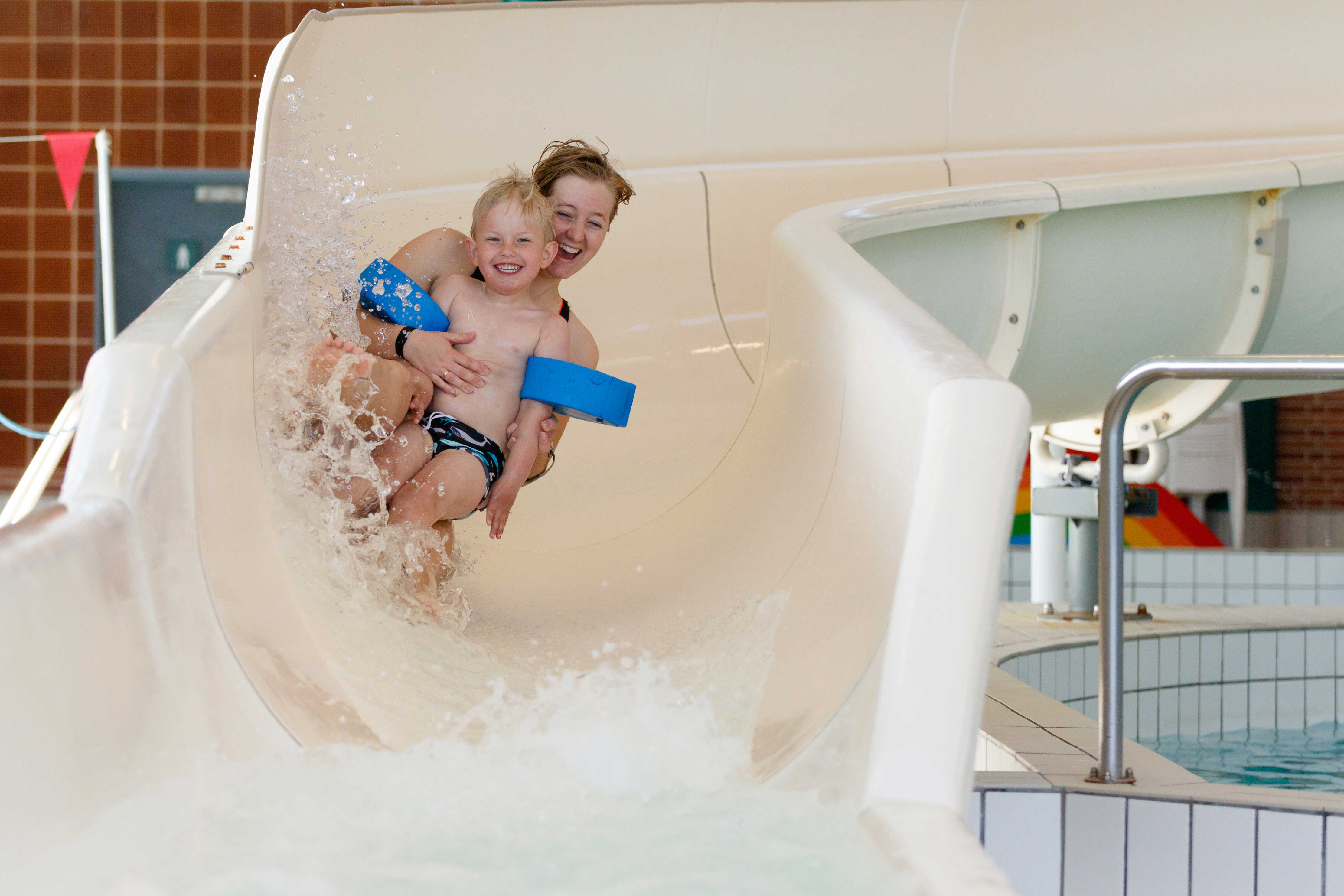 Illustration mor og søn i vandrutsjebane