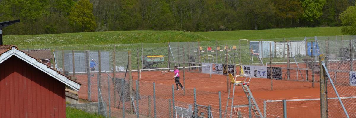 Illustration personer der spiller tennis på en udendørs tennisbane