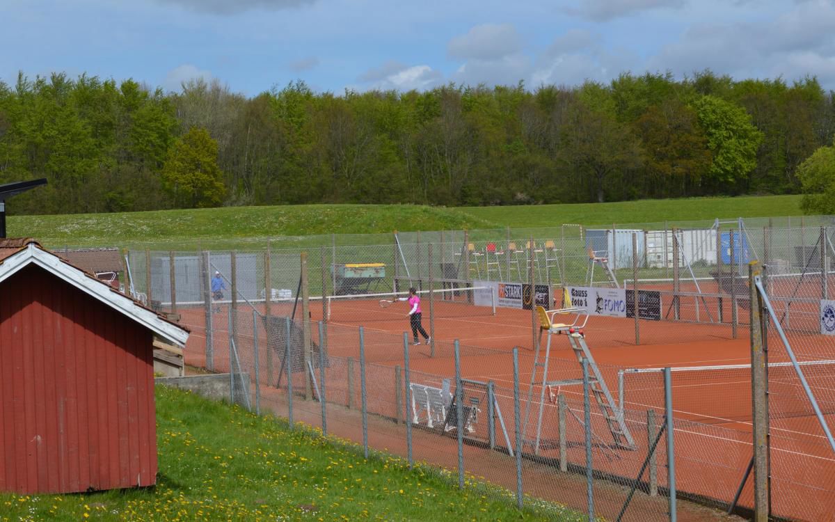 Illustration personer der spiller tennis på en udendørs tennisbane