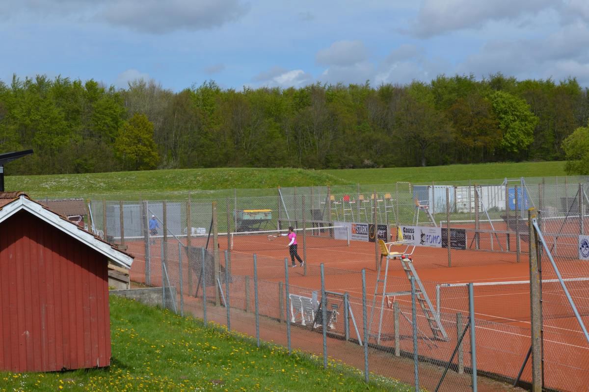 Illustration personer der spiller tennis på en udendørs tennisbane